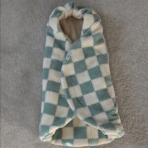 7 AM Enfant Checkered Sherpa Car Seat and Baddinet Wrap